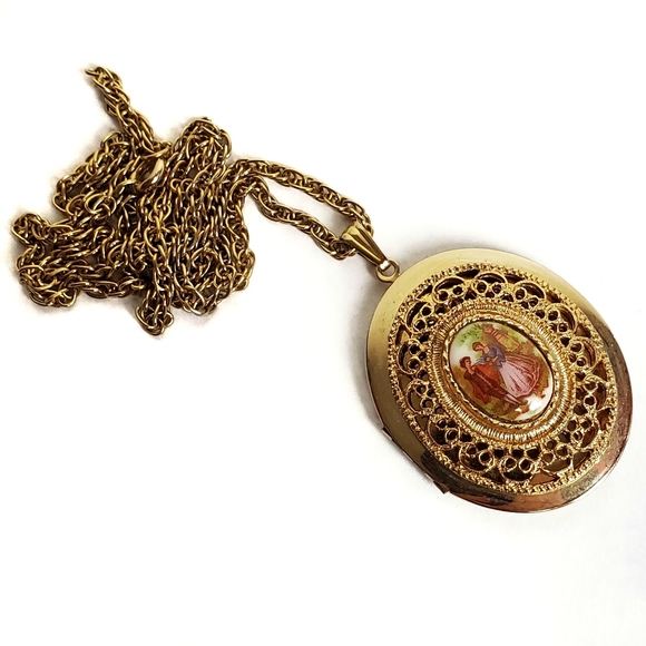 Vintage Jewelry - Vintage Courtship Porcelain Cameo Locket Necklace